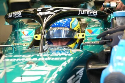 Alonso celebra su tercer puesto en el Gran Premio de Brasil.