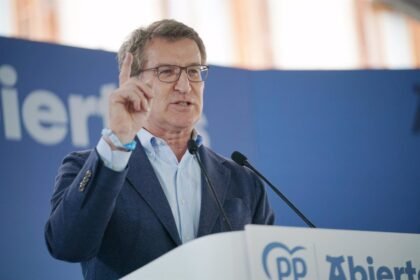 Feijóo pide el voto al PP como "única garantía" de que no gobierne EH Bildu y le exige que pida perdón en campaña