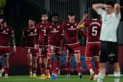 El Alcorcón resiste con nueve, gana al Racing y sale del descenso