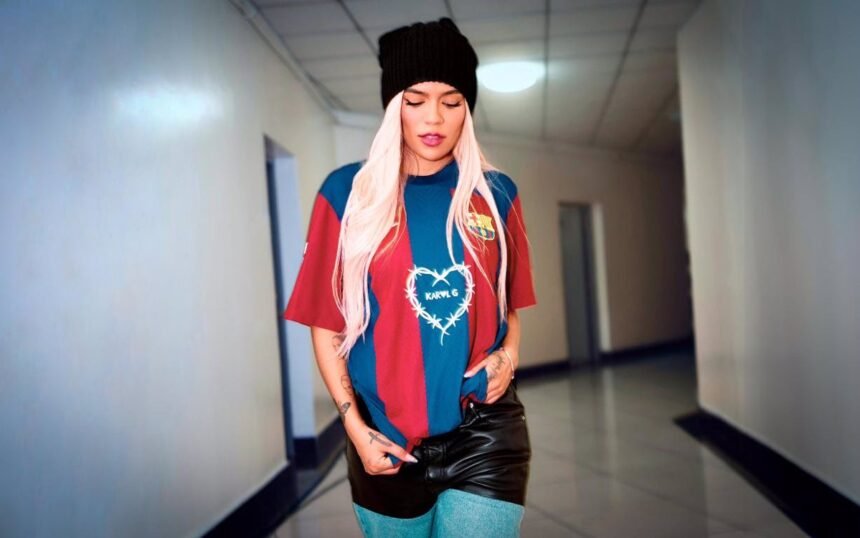 Karol G, protagonista de la camiseta del Barça para el Clásico