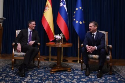El primer ministro esloveno dice junto a Sánchez que reconocerá a Palestina pero cuando haya más consenso