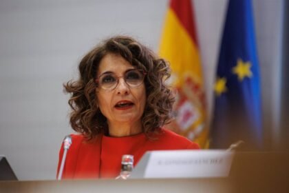 Montero pide a Sánchez que se quede y traslada todo el apoyo del PSOE a Begoña Gómez a la que se pretende "destruir"