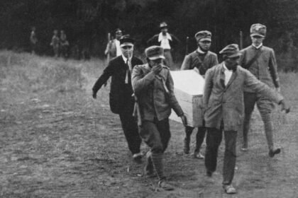 Grabado de la tumba de Puyemre (dinastía XVIII) en el que se ve a dos hombres partiendo papiro. MET, Nueva York.