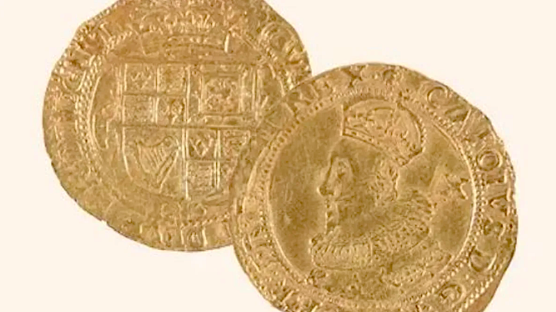 Imagen de dos de las monedas del siglo XVII descubiertas durante la remodelación de una cocina.