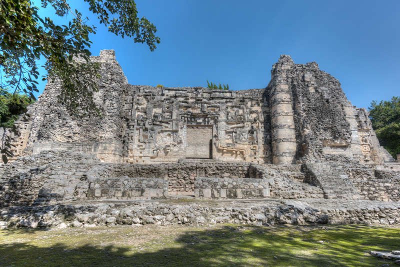 Imagen de las ruinas de Hormiguero, un sitio arqueológico maya construido en el estilo arquitectónico Río Bec.