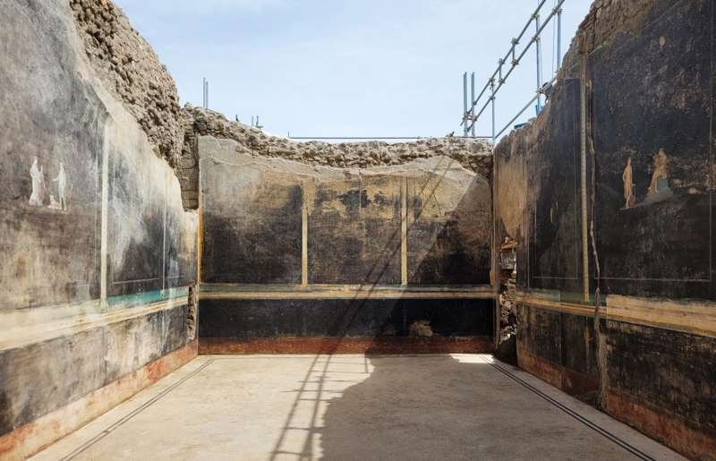 Imagen del gran salón de paredes negras donde se han descubierto estas magníficas pinturas murales.