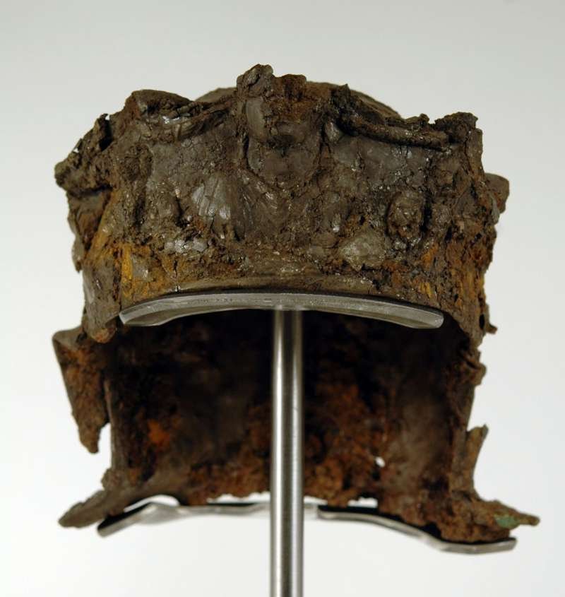 Imagen frontal del casco de Hallaton. En su parte frontal se aprecia el busto femenino que lo decora.