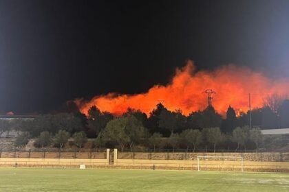 Un castillo de fuegos termina en un incendio con desalojados en la localidad de Teulada-Moraira