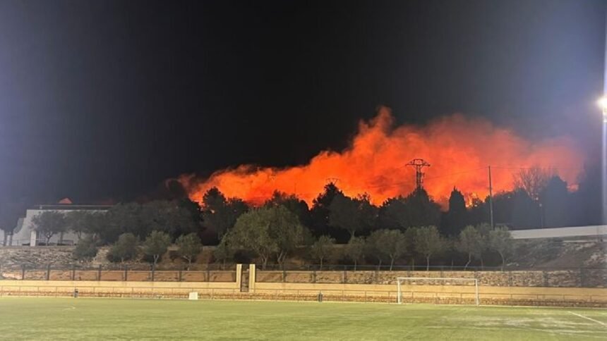 Un castillo de fuegos termina en un incendio con desalojados en la localidad de Teulada-Moraira