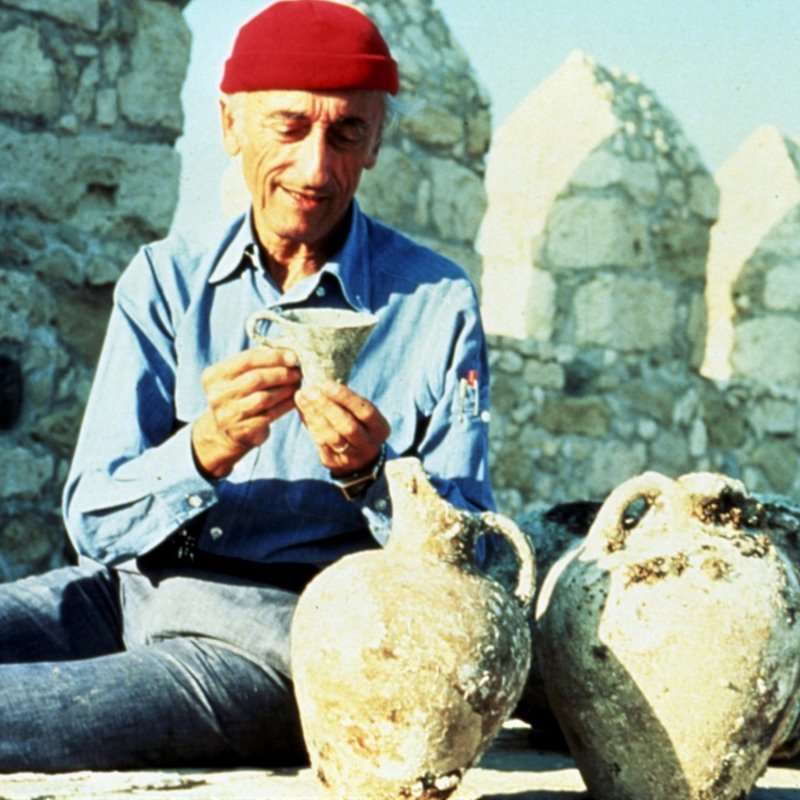 Jacques Cousteau revisando algunas joyas arqueológicas encontradas en los fondos marinos de las islas griegas