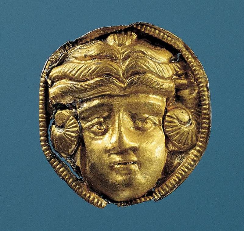 La placa de plata dorada que se encontró en Illerup Ådal, formaba parte de un escudo que fue arrojado al lago como ofrenda votiva alrededor del año 200 d.C.