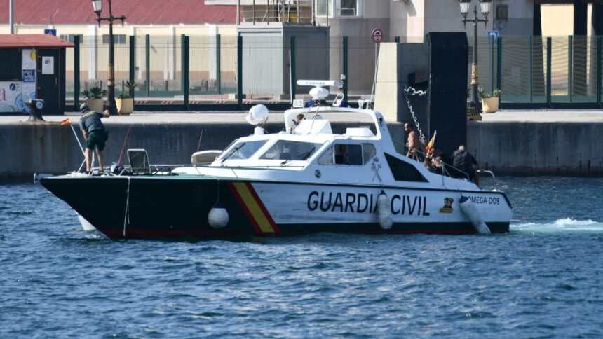 Una lancha de la Guardia Civil