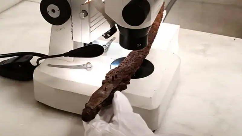 Los investigadores sometieron a la espada a un minucioso trabajo de restauración.