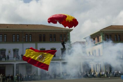 Ejercicio militar en el interior del cuartel del Ejército de Tierra de Loyola