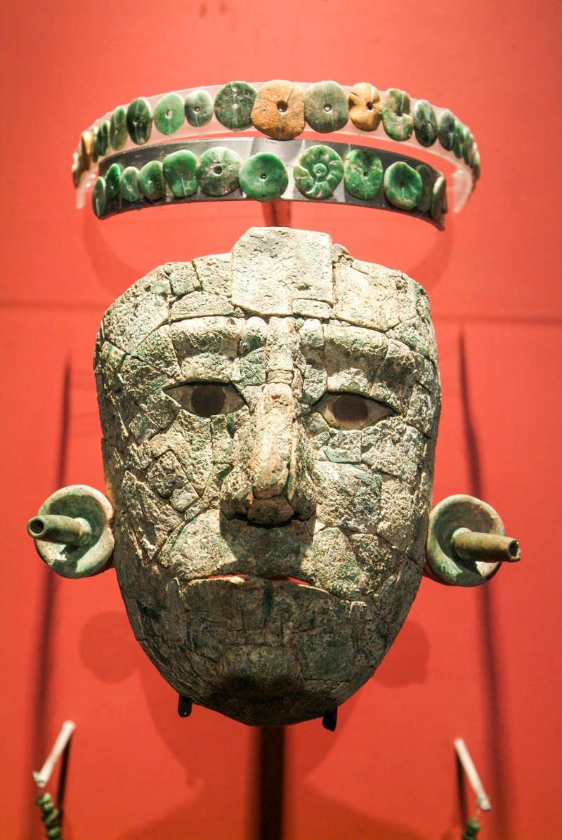Máscara funeraria de jade de la Reina Roja de Palenque durante una exposición en el Museo del Templo Mayor, en Ciudad de México.