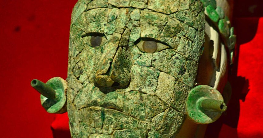 Pakal fue enterrado con una bella máscara fabricada con piezas de jade, un material asociado con la eternidad del alma por su dureza y longevidad. Museo Nacional de Antropología, Ciudad de México.