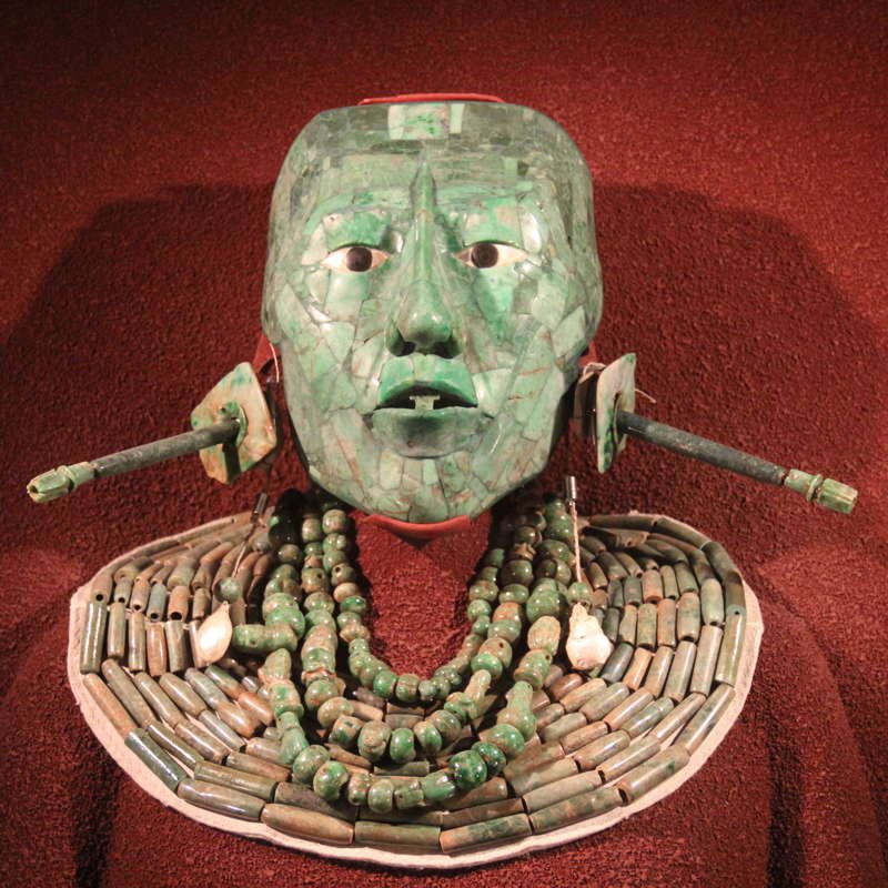 Pakal fue enterrado con una bella máscara fabricada con piezas de jade, un material asociado con la eternidad del alma por su dureza y longevidad. Museo Nacional de Antropología, Ciudad de México.