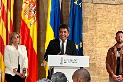 Mazón acuerda con los bomberos forestales mejorar sus medios