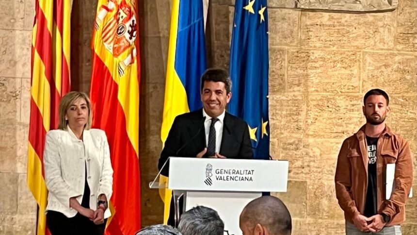 Mazón acuerda con los bomberos forestales mejorar sus medios