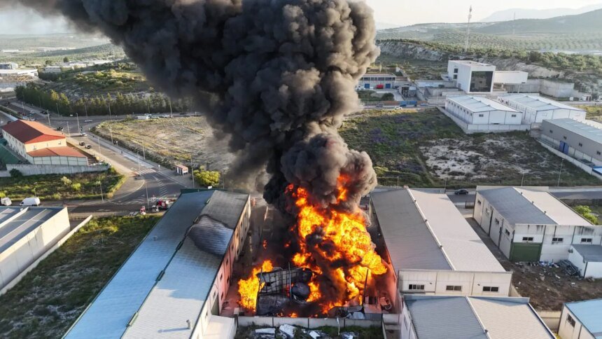 Incendio Córdoba: los bomberos controlan un fuego de grandes dimensiones que ha devorado una fábrica de aceites en Lucena