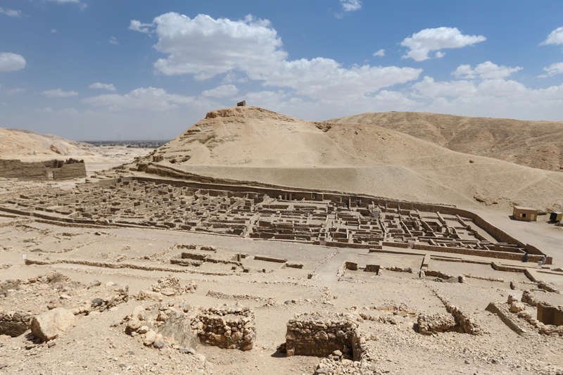 Panorámica de las ruinas de Deir el-Medina, el poblado donde vivían los constructores de las tumbas reales, fundado por Amenhotep I y Ahmose Nefertari.