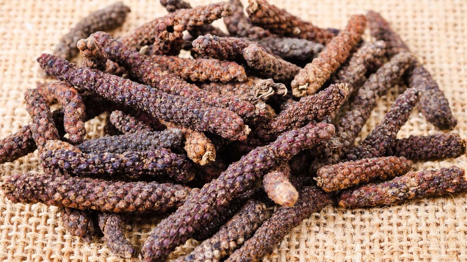 Piper longum que tiene piperina.