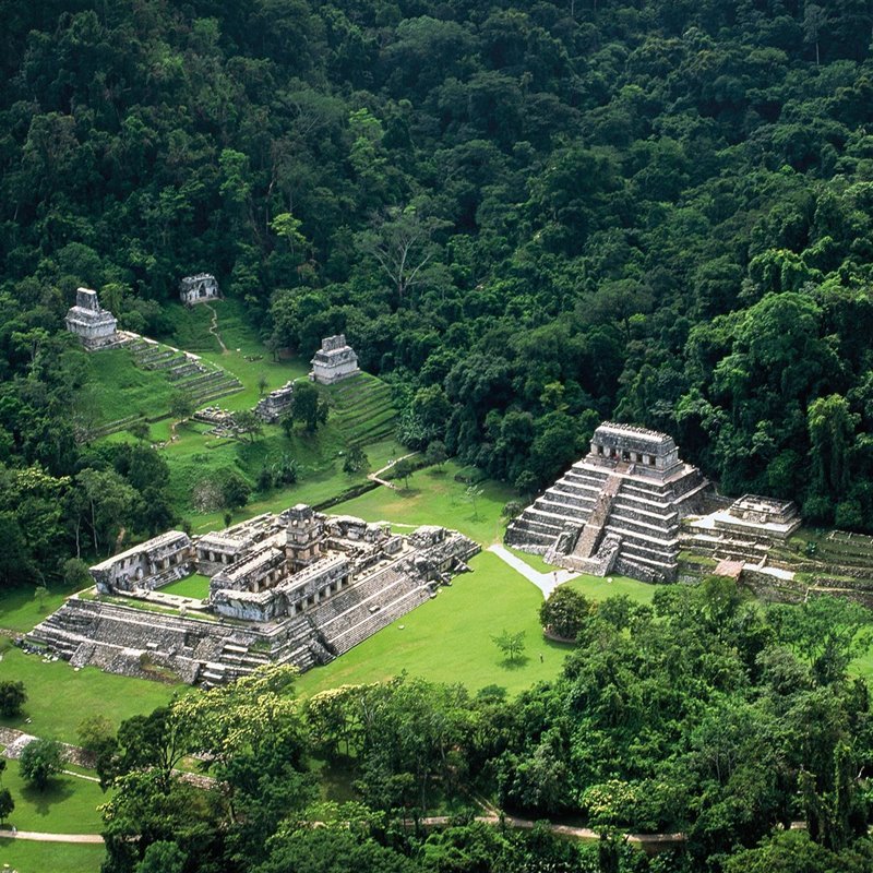 Pirámides en la selva