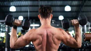 «Press» militar con mancuernas: consejos y errores a evitar