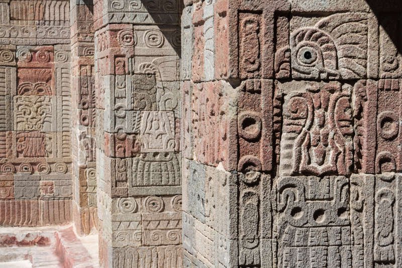 Relieves con representaciones de quetzales en el palacio de Quetzalpapalotl, en Teotihuacán (México).