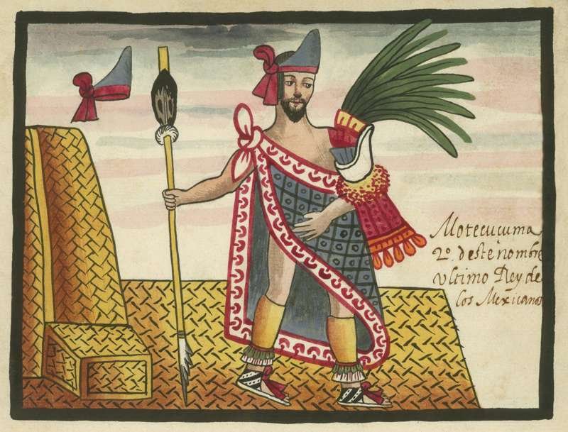 Representación del tlatoani azteca Moctezuma, que sostiene un penacho elaborado con plumas de quetzal.