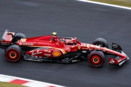 Fernando Alonso a bordo de su Aston Martin en el Gran Premio de Japón 2024