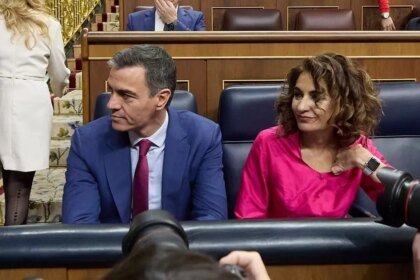 Sánchez sorprende a un PSOE que contiene el aliento hasta saber si dimite o aguantará otras elecciones