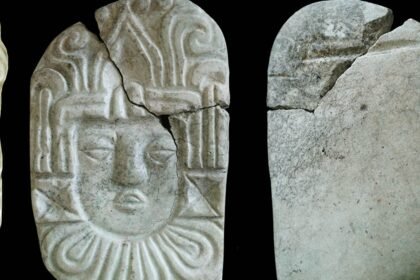 Detalle del casco greco-ilirio descubierto en el yacimiento de Gomila en Croacia.