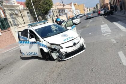 Un hombre arrolla con su coche a 4 policías en Melilla y huye abandonando a dos niños que iban a bordo