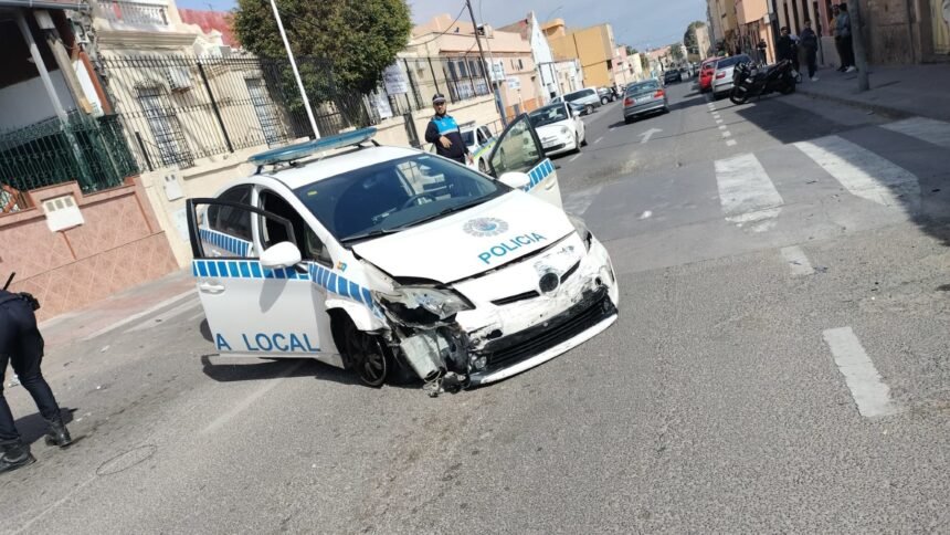 Un hombre arrolla con su coche a 4 policías en Melilla y huye abandonando a dos niños que iban a bordo