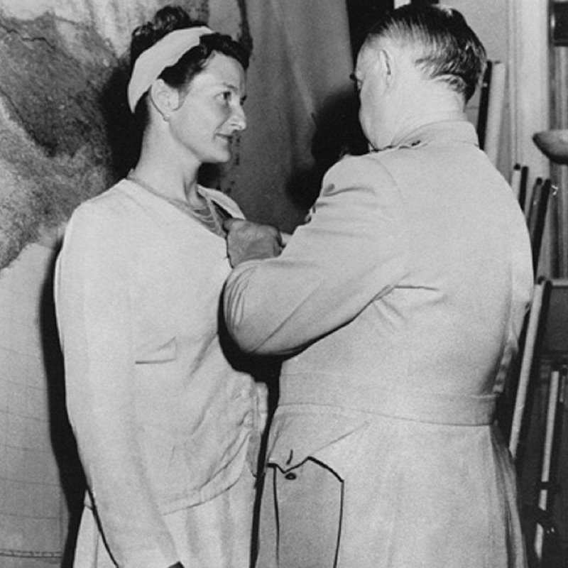 Virginia Hall recibió la Cruz de Servicio Distinguido en 1945 del jefe de OSS, el general William Donovan.