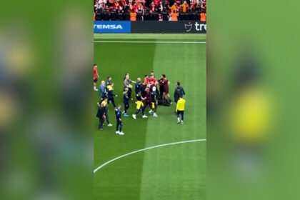 Pelea entre los jugadores de Fenerbahçe y Gatalasaray... ¡antes del partido!