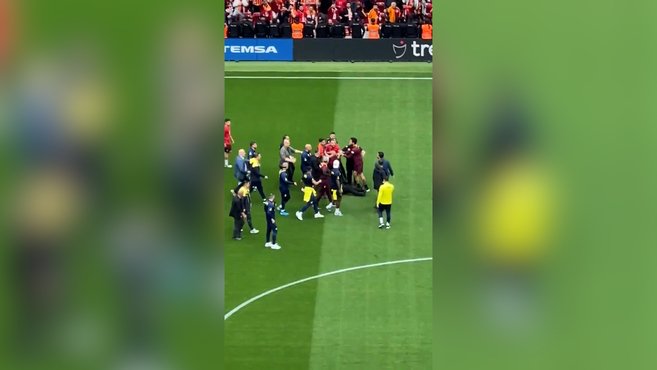Pelea entre los jugadores de Fenerbahçe y Gatalasaray... ¡antes del partido!