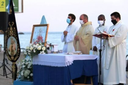 El aumento de turistas durante el verano dispara el número de misas en otros idiomas en la costa española