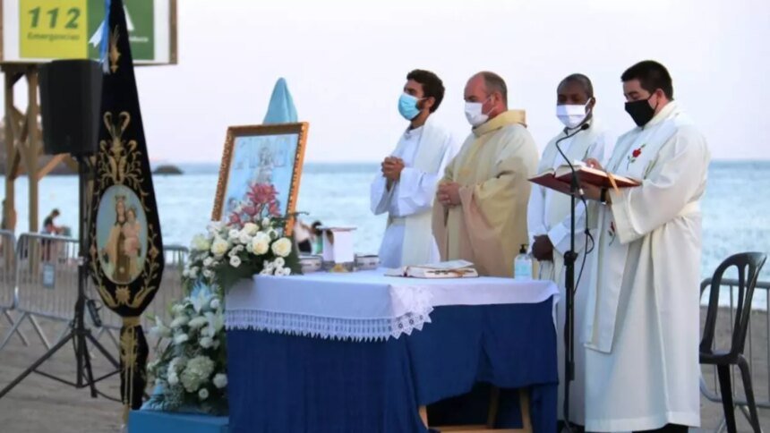 El aumento de turistas durante el verano dispara el número de misas en otros idiomas en la costa española