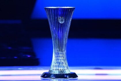 El selecto grupo españoles que han levantado la Conference League