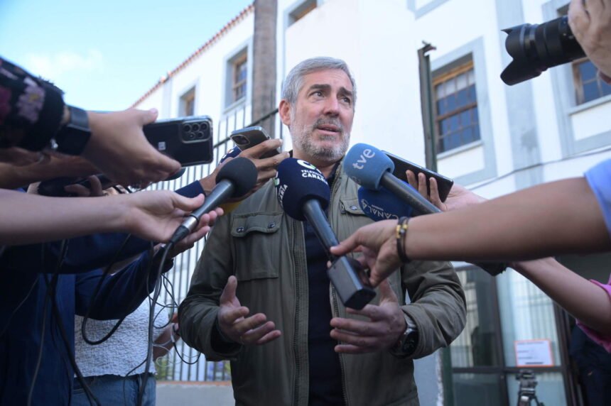 Clavijo ofrece la "total" colaboración del Gobierno canario tras el registro de la Consejería de Sanidad