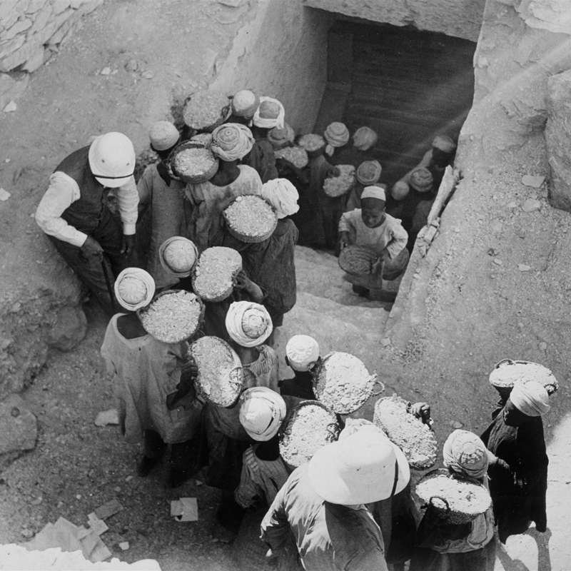 Trabajadores egipcios proceden a cerrar la tumba de Tutankamón.