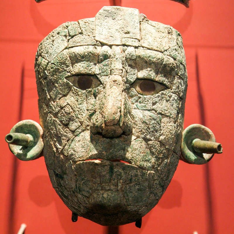 Máscara funearia de jade de la Reina Roja. Museo del Sitio, Palenque.