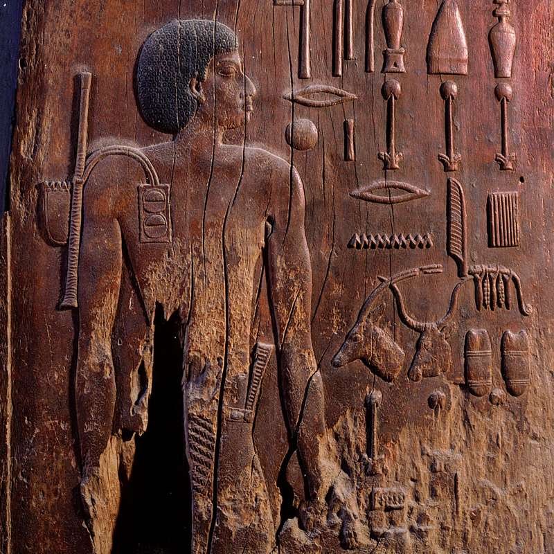 Un joven Hesire con los útiles de escriba sobre su hombro aparece representado en otro de los paneles de madera hallados en su tumba.