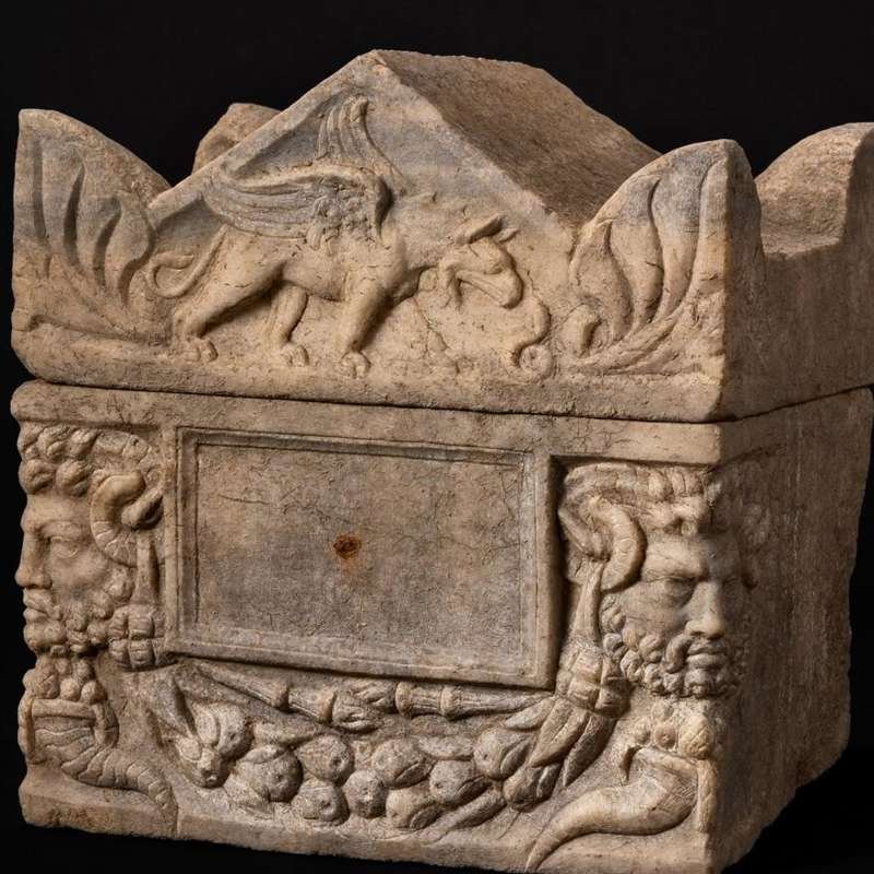 Osario de mármol descubierto durante los trabajos en la necrópolis de Narbona.