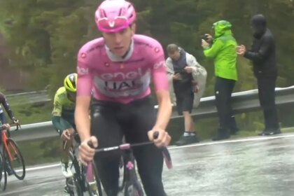 Pogacar también es el rey del caos: vence de manga corta el día de la gran tormenta