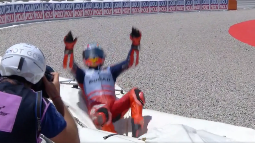 Marc Márquez pierde los papeles en una loca celebración tras una remontada épica