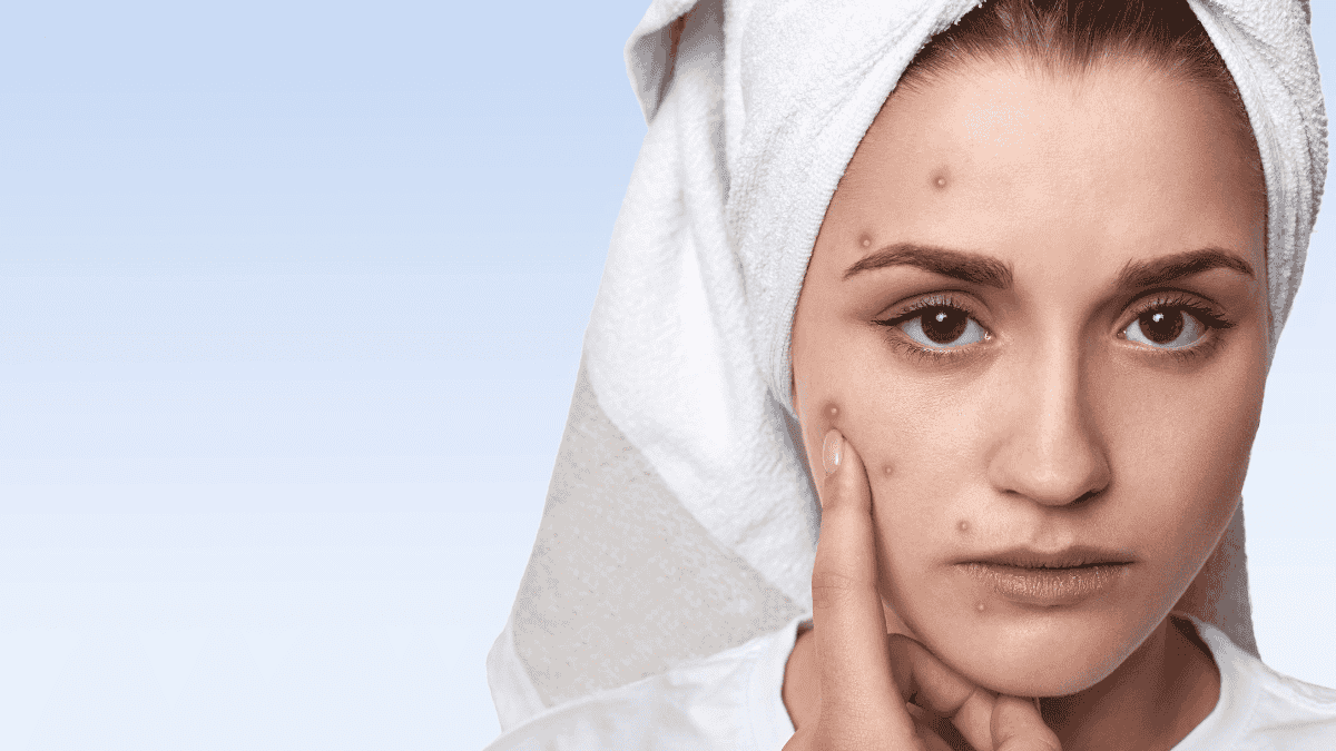 Mujer con toalla en la cabeza