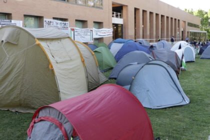 Profesores y estudiantes de una acampada propalestina en la Complutense expulsan a los reporteros de El Debate